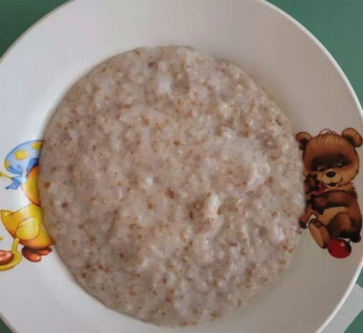 Bouillie de blé avec du lait dans une casserole sur la cuisinière