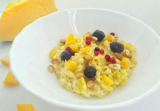 Bouillie de blé sur l'eau avec citrouille