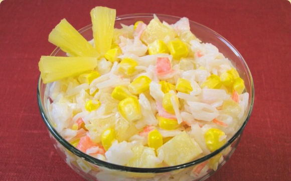 Salade de bâtonnets de crabe, maïs et ananas