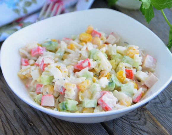 Salade de crabe au maïs, saucisse, oeuf et concombre