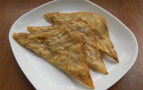 Chebureks de lavash avec de la viande hachée dans une casserole