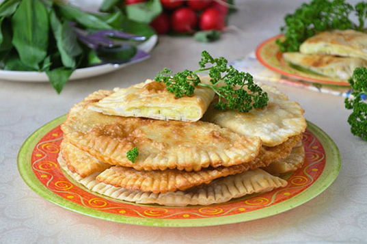 Chebureks على الكفير مع البطاطس