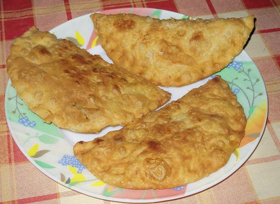 Chebureks aux pommes de terre et oignons