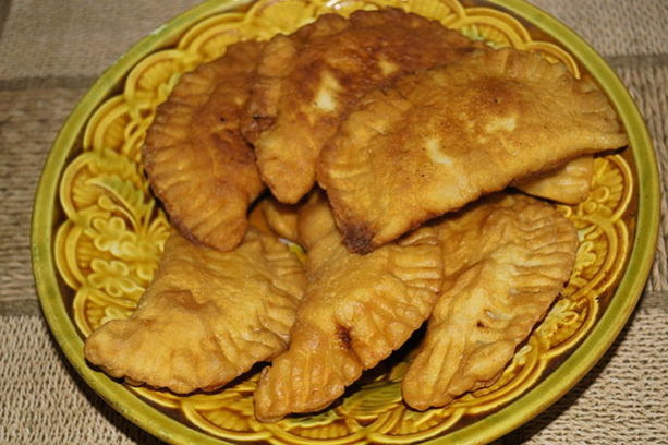 Chebureks de pâte de levure feuilletée dans une casserole