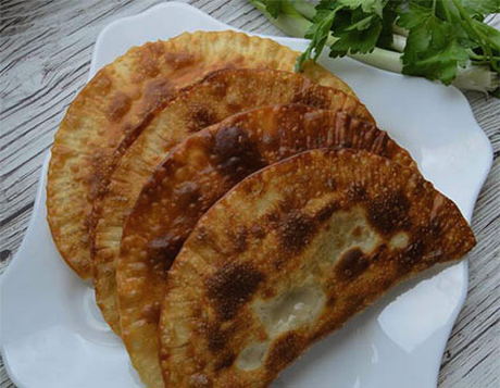 Chebureks à la viande de pâte toute prête