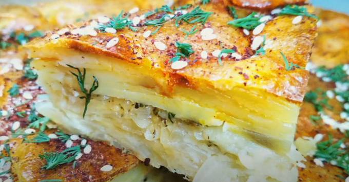 Jellied pie with cabbage and potatoes in the oven