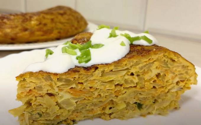 Jellied cabbage pie in a frying pan without an oven