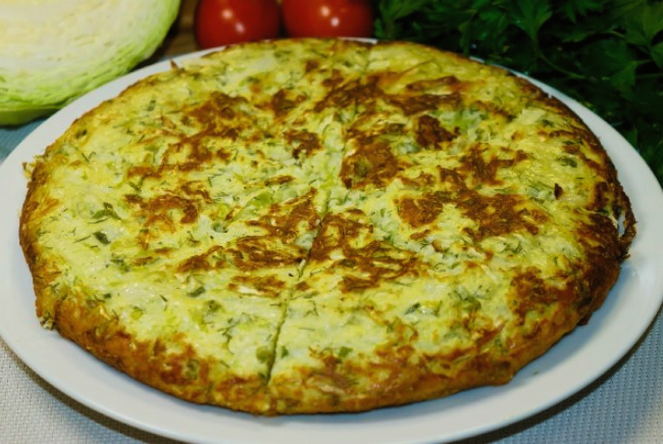 Tourte en gelée de chou avec crème sure et mayonnaise dans une poêle