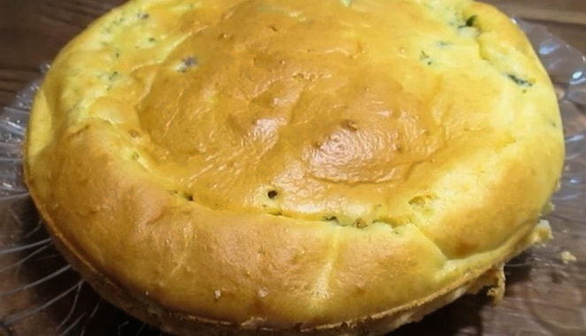 Tourte en gelée de chou avec de la viande hachée sur crème sure et mayonnaise