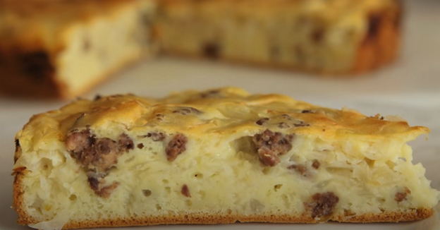 Jellied sour cream pie with cabbage and minced meat in the oven