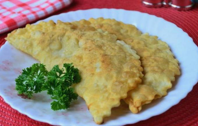 Chebureks مع صدور الدجاج