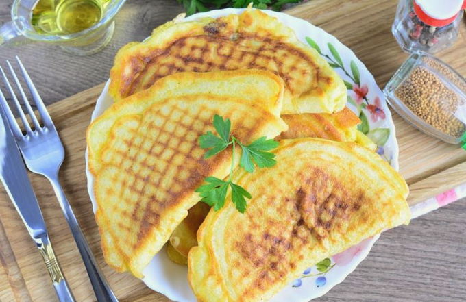 Lazy pasties on kefir with minced meat