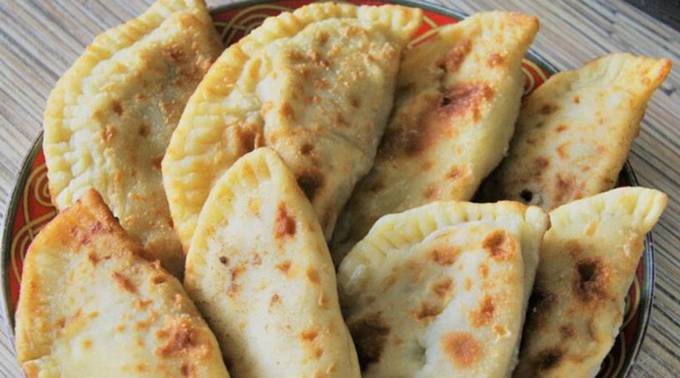 Chebureks على الكفير مع اللحم في مقلاة