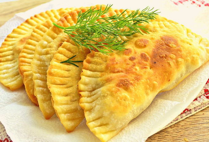 Chebureks باللحم والملفوف