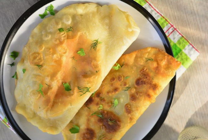 Chebureks باللحم والفطر