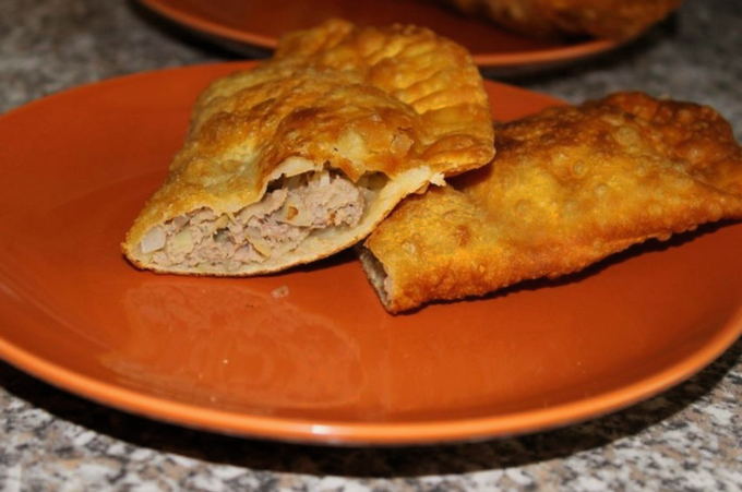 Chebureks avec viande et pommes de terre