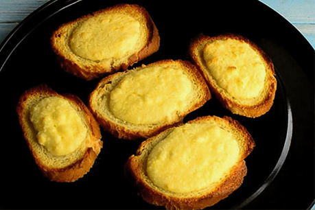 Gâteau au fromage paresseux avec du fromage cottage dans une casserole