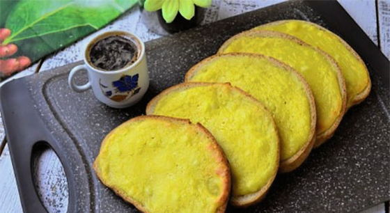 Gâteaux au fromage paresseux avec du fromage cottage d'un pain au four