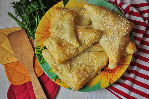 Enveloppes de pâte feuilletée avec du fromage et du fromage cottage