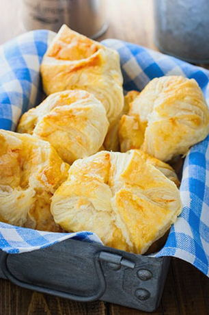 Enveloppes de pâte feuilletée avec fromage et jambon au four