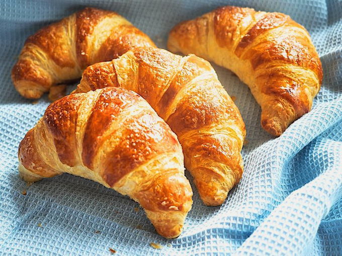 Croissants au lait concentré de pâte feuilletée à la levure