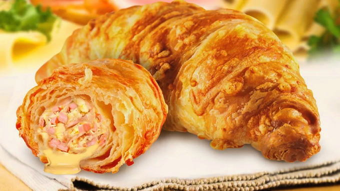 Croissants aux saucisses et au fromage feuilleté