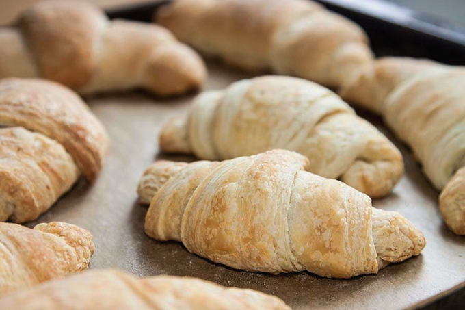 Croissants en pâte feuilletée crémeuse