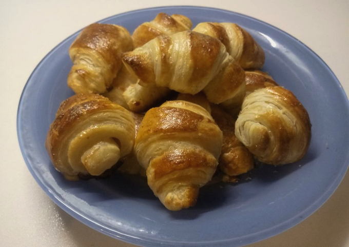 Croissants sans garniture de pâte feuilletée prête à l'emploi