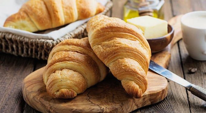 Croissants au fromage à base de pâte feuilletée toute prête