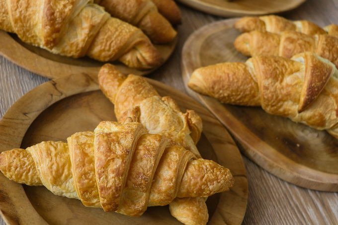 Croissants feuilletés fourrés au chocolat