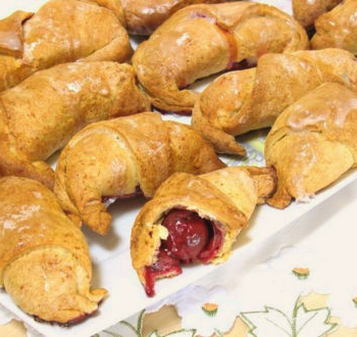 Croissants aux cerises en pâte feuilletée