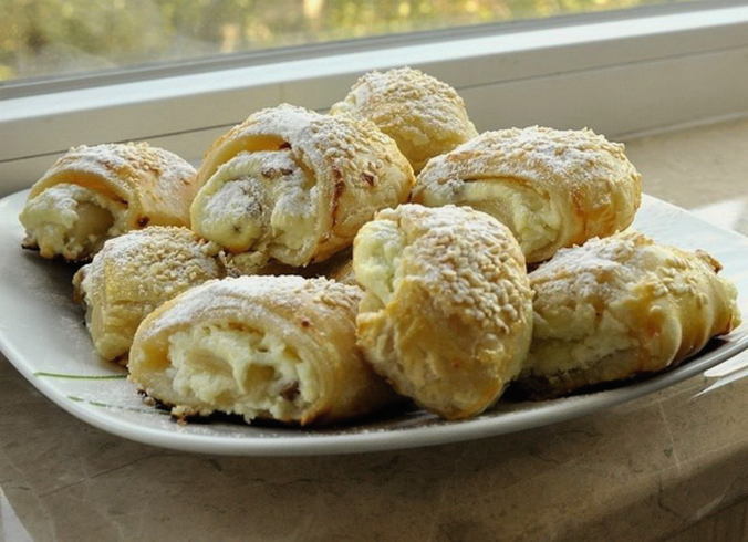 Puff pastry croissants with cottage cheese