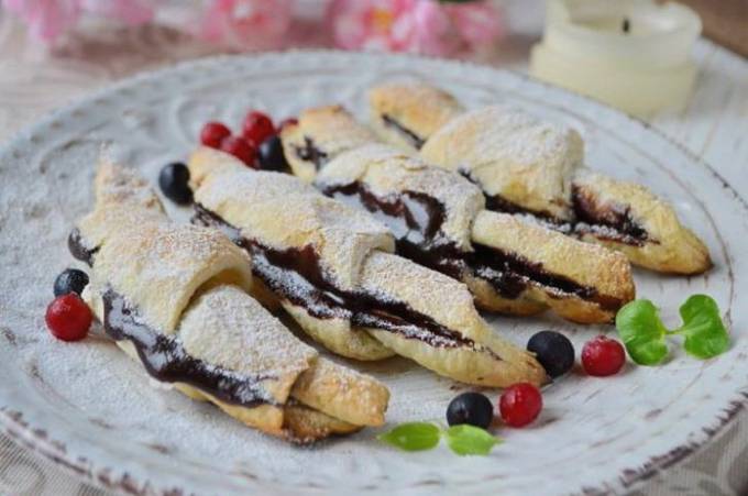 Puff pastry croissants with nutella