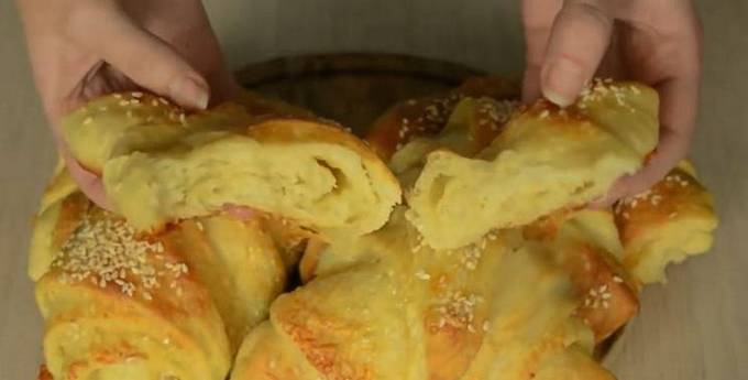 Croissants with cheese made from puff pastry