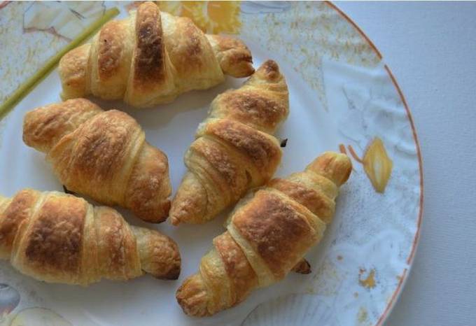 Croissants à base de pâte levée feuilletée achetée