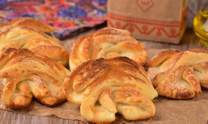 Sweet buns from yeast dough in the oven