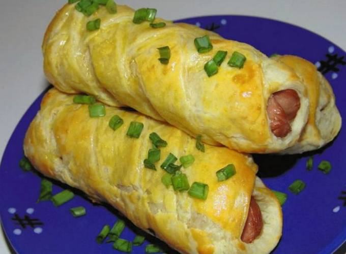 Pigtailed sausages in puff pastry