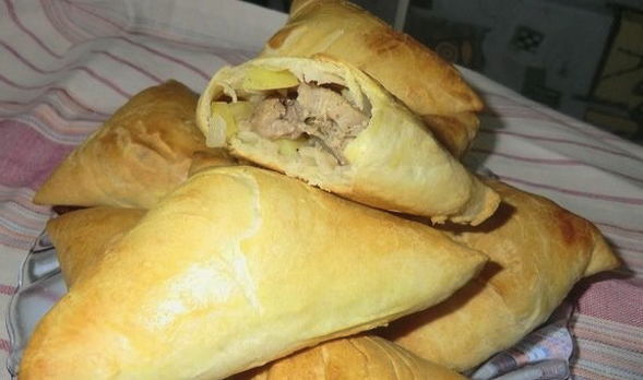 Pâte feuilletée samsa avec viande et pommes de terre au four