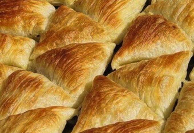 Pâte feuilletée samsa avec viande et oignons au four