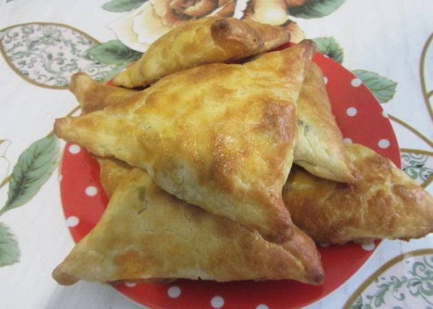 Samsa with minced meat, onions and puff pastry potatoes in the oven