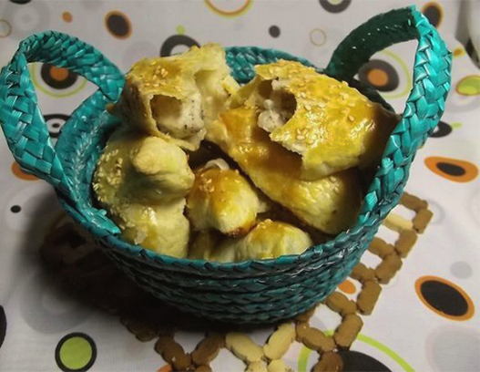 Samsa à base de pâte feuilletée achetée au poulet