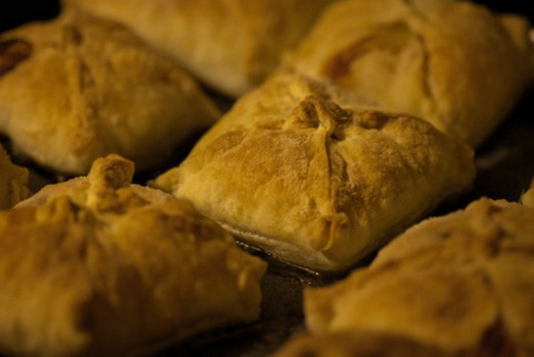 Samsa with chicken and puff pastry