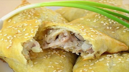 Samsa au poulet de pâte feuilletée à la levure au four