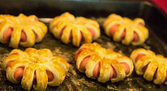 How to cook sausages in puff yeast dough