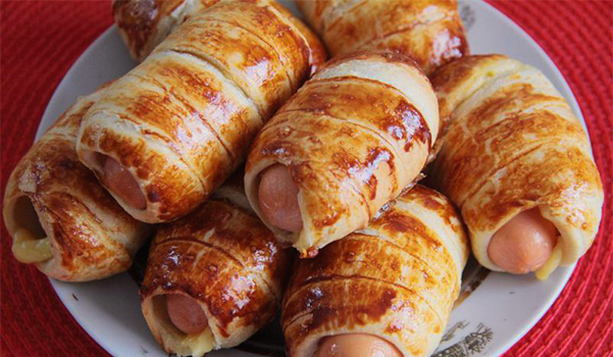 Saucisses au fromage en pâte feuilletée au four