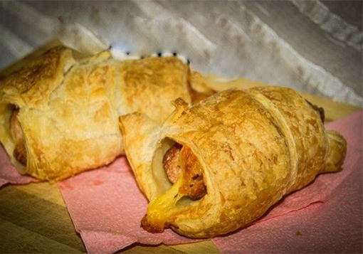 Saucisses en pâte levée feuilletée avec fromage au four