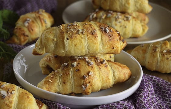 Croissants au lait concentré bouilli de pâte à levure feuilletée