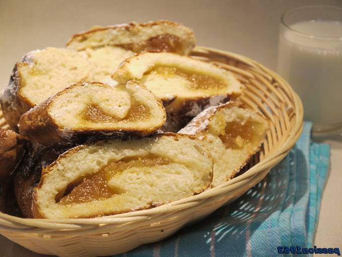 Bagels au beurre avec confiture de levure