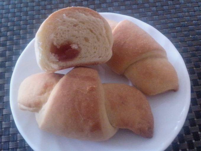 Yeast rolls with jam on milk in the oven