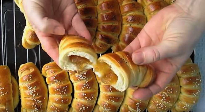 Bagels with jam on kefir with yeast